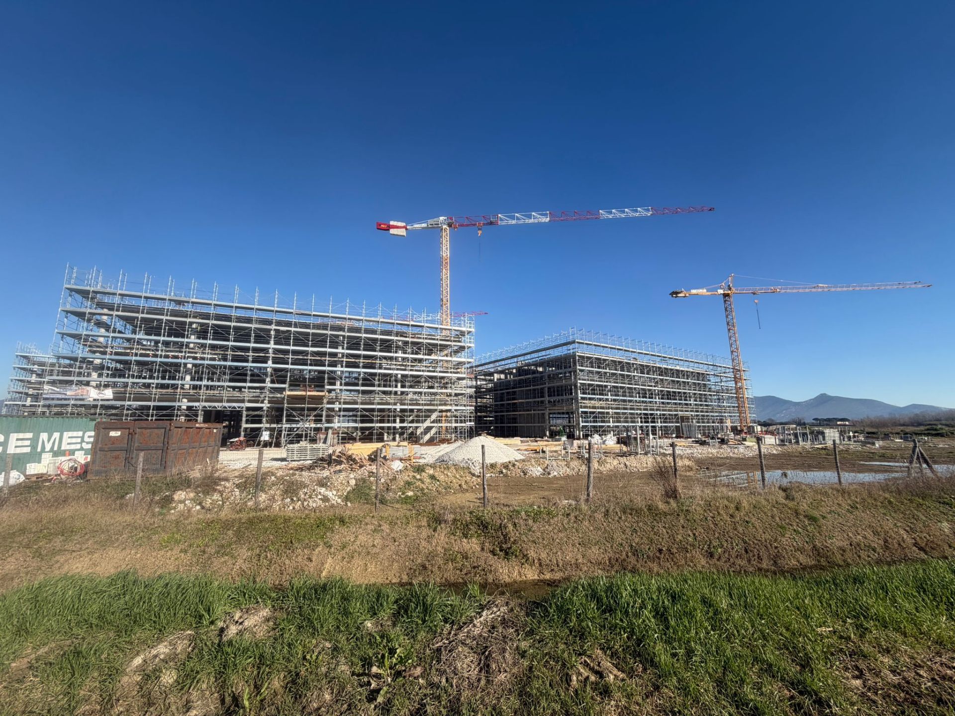 Cantiere NM Servizi con ponteggi multidirezionali